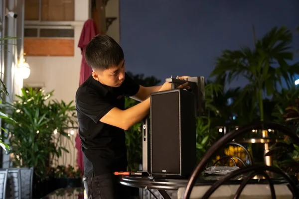 Lắp giá treo cho loa