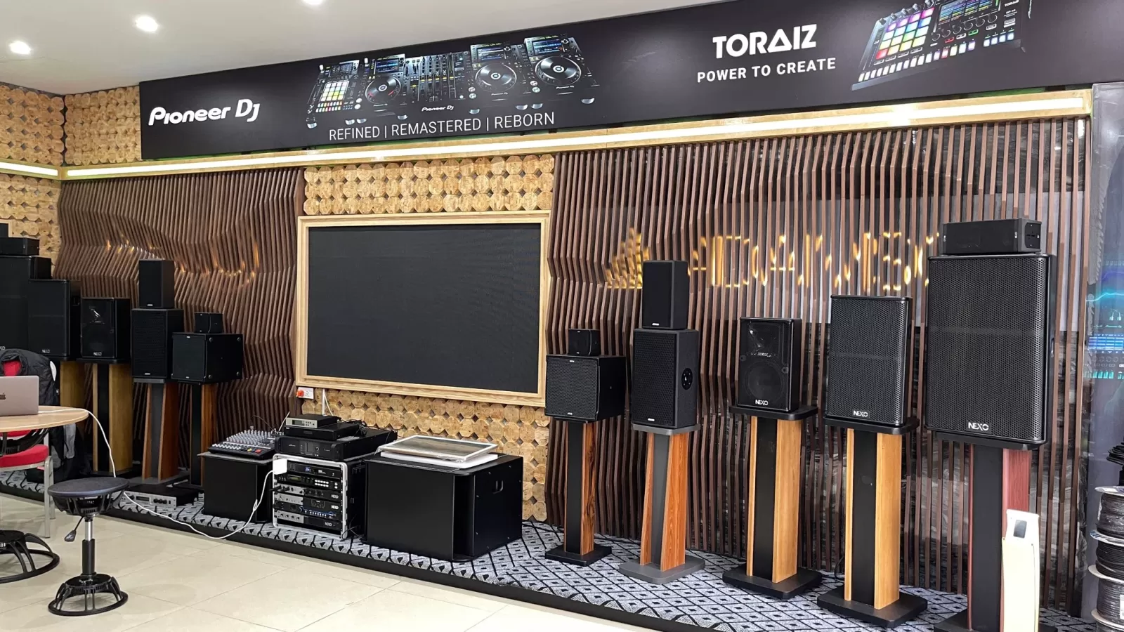 Bên trong Pro Sound Hà Nội
