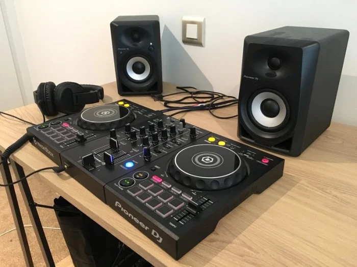 PIONEER DM 40BT kết hợ với bàn DJ