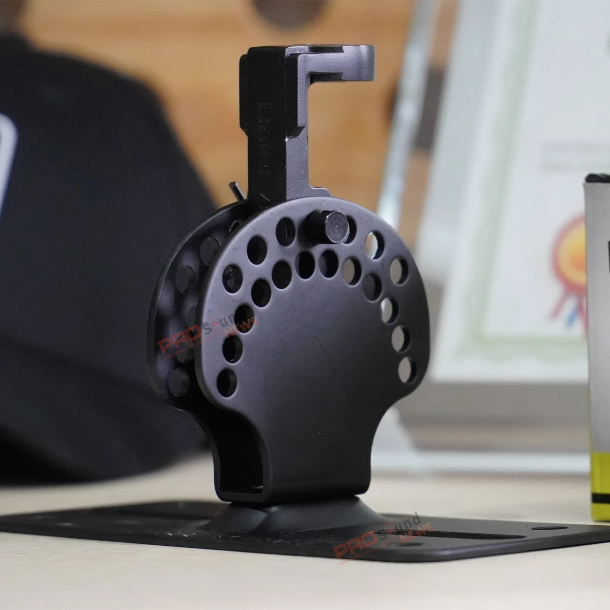 giá treo loa bắt ty