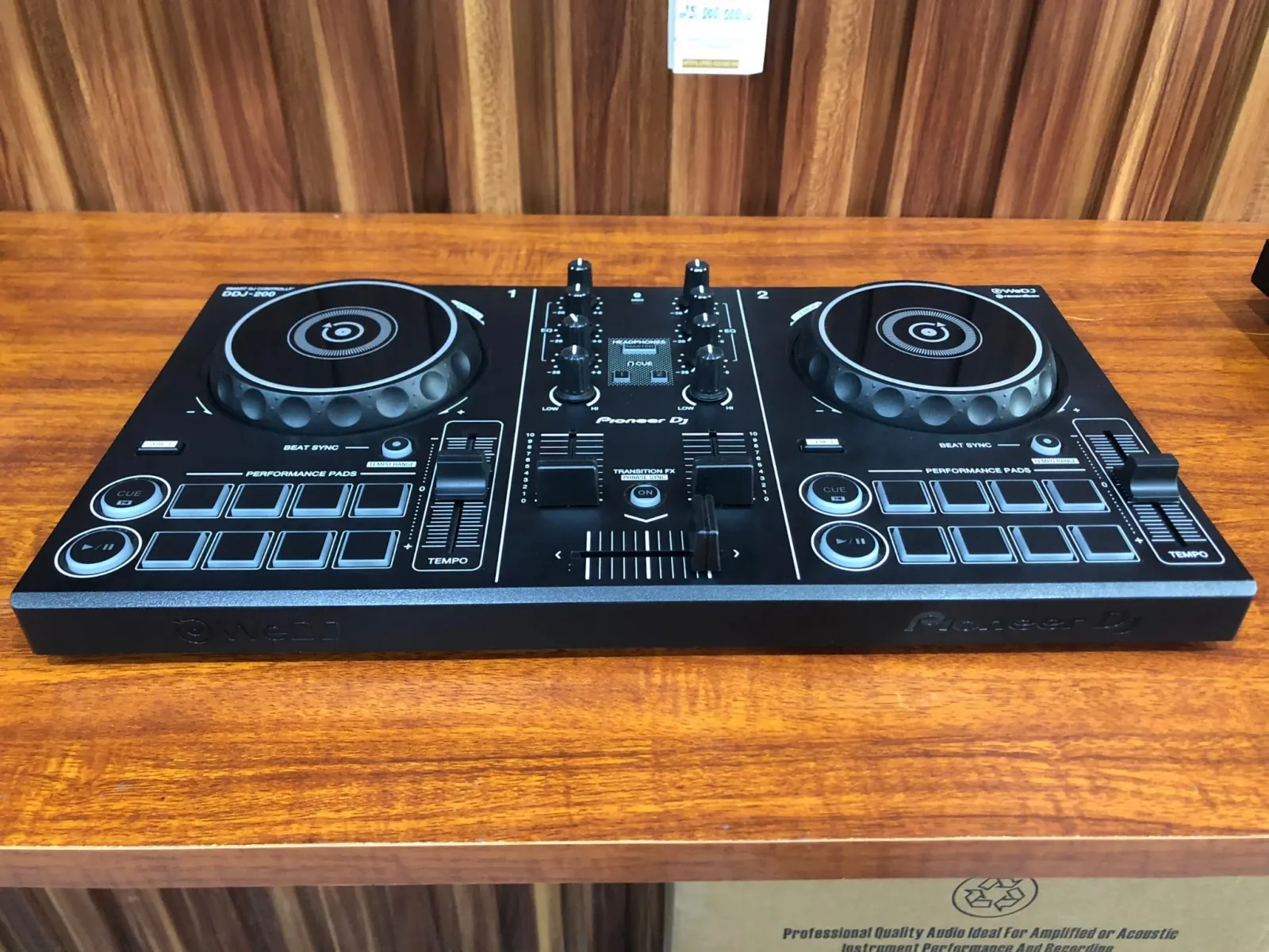 Pioneer DDJ 200 thể hiện sự chuyên dụng