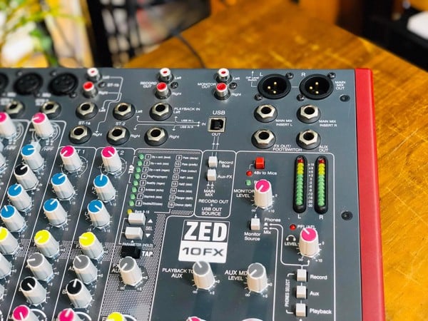 ALLEN & HEATH ZED10FX 3 băng tần đáp ứng