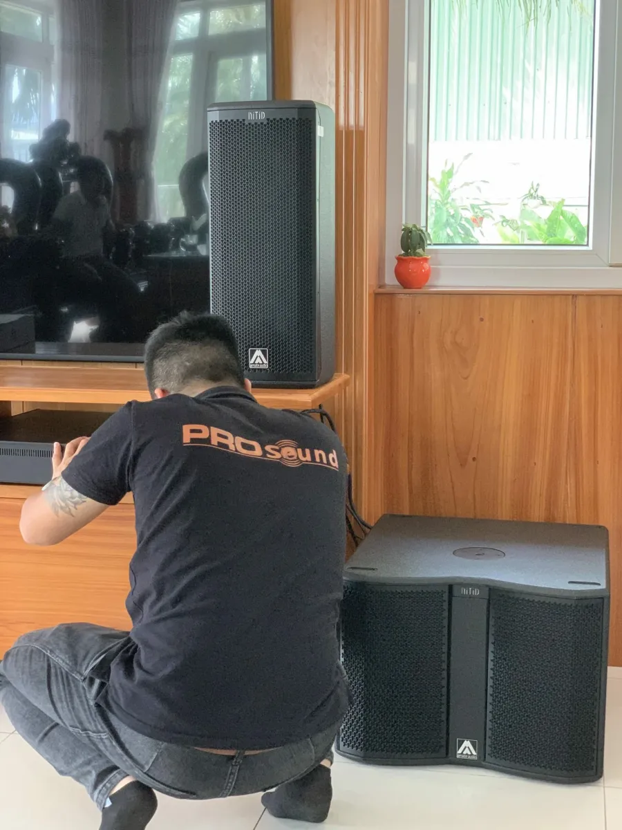 nhân viên lắp loa 