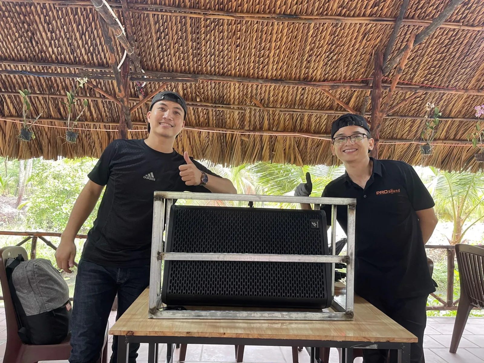 nhân viên lắp loa