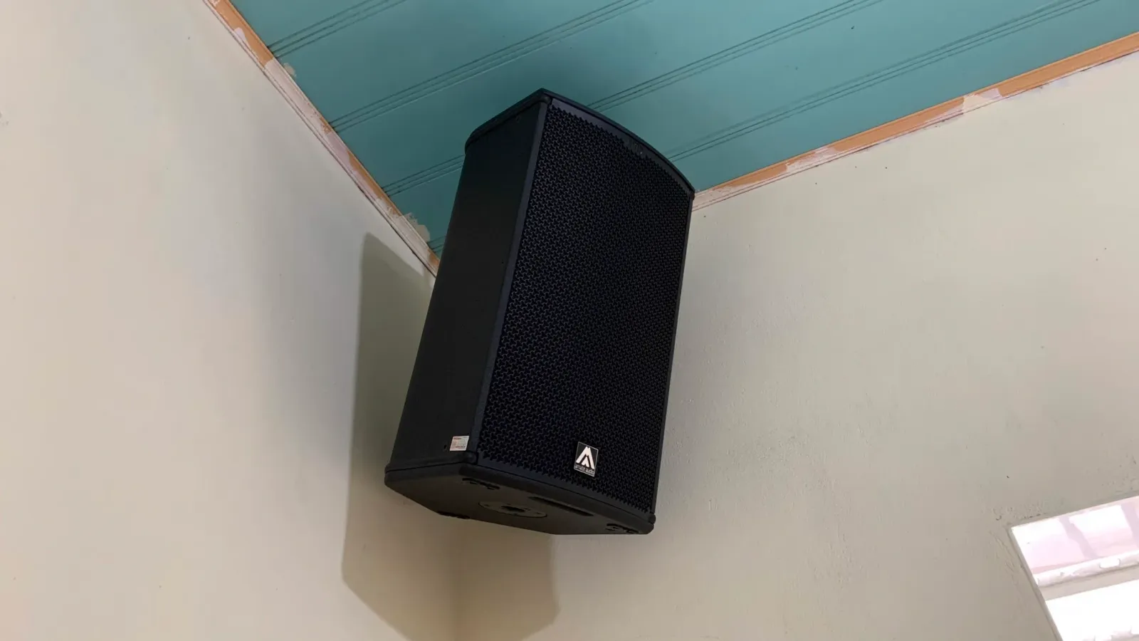 lắp loa treo tường 