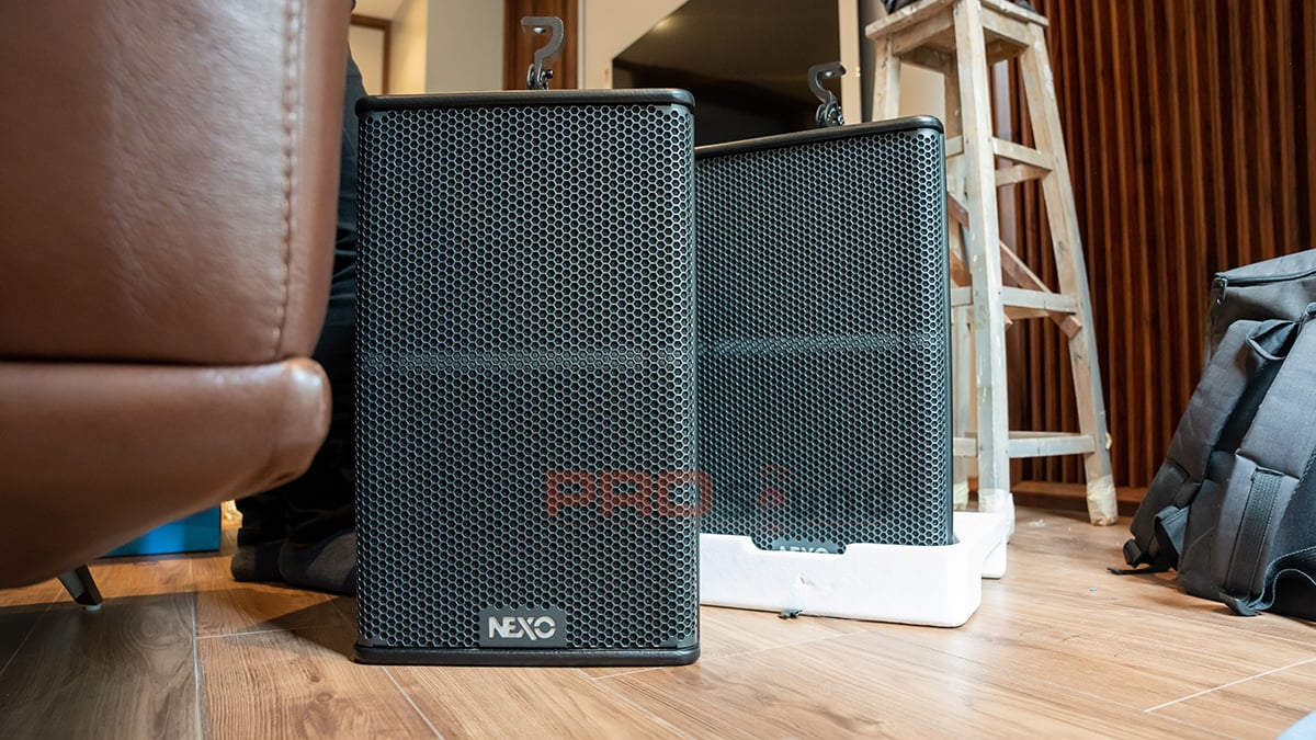 mẫu loa hát karaoke