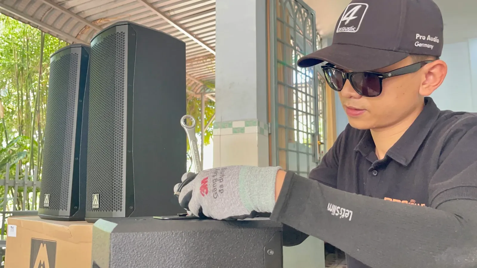 nhân viên lắp loa 