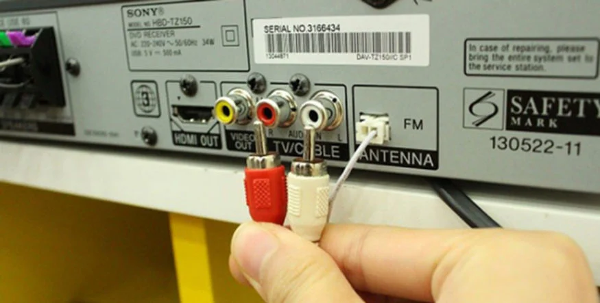 Kết nối dây với jack cắm trắng đỏ