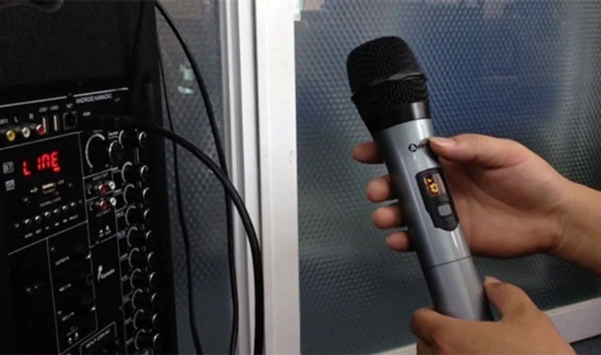 Cách kết nối micro có dây với loa bluetooth