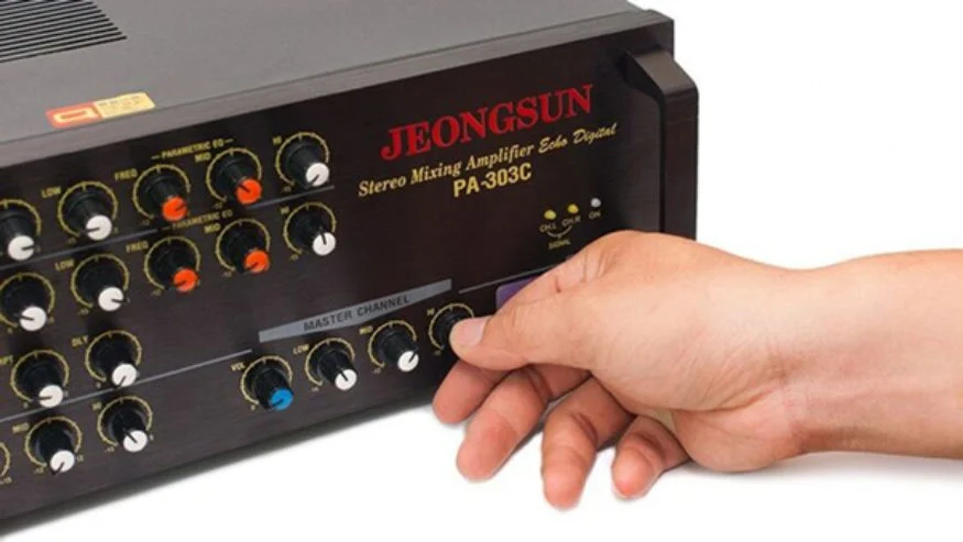 Âm treble được chỉnh bằng nút treble