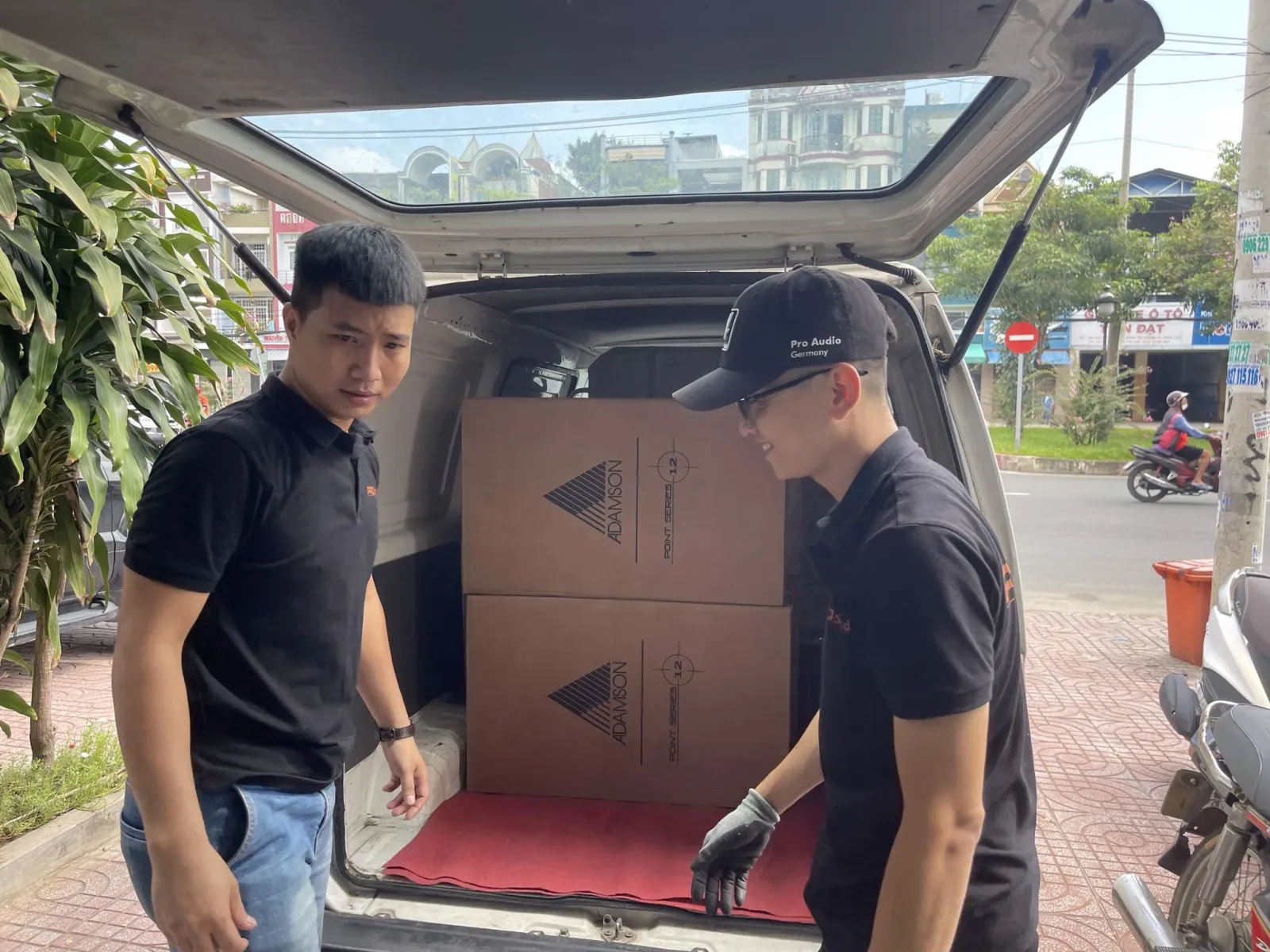 nhân viên lắp đặt 