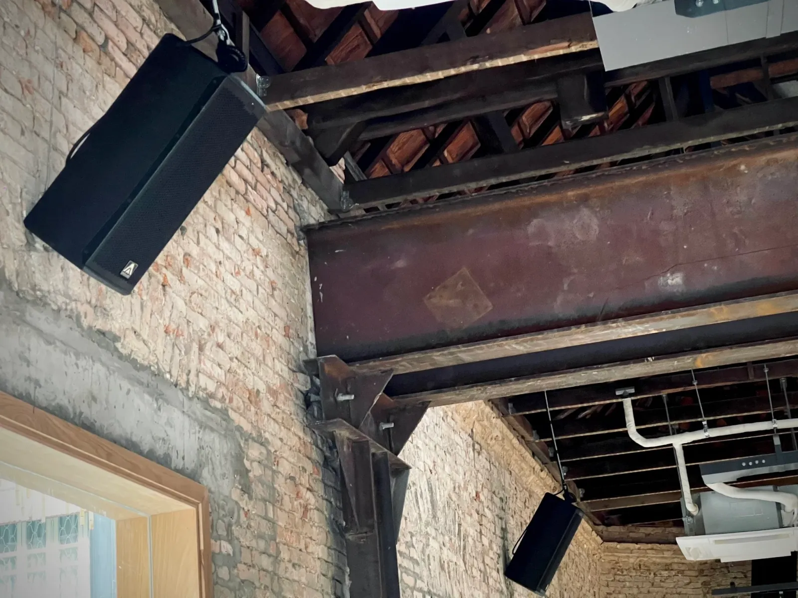 Lắp đặt hệ thống âm thanh nhà hàng Zumwhere ở Quận 1