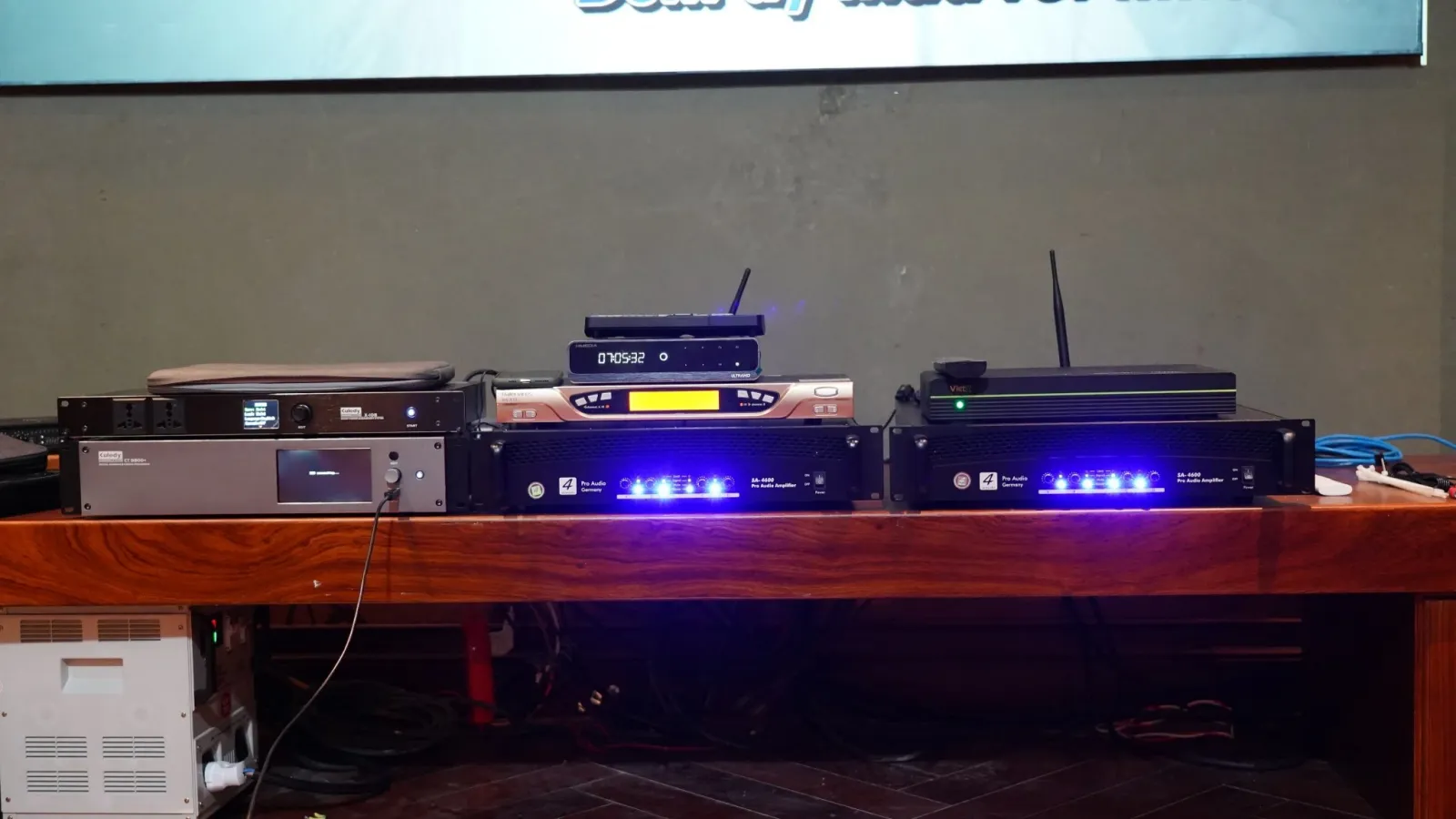 Hệ thống giải trí tích hợp xem phim hát Karaoke