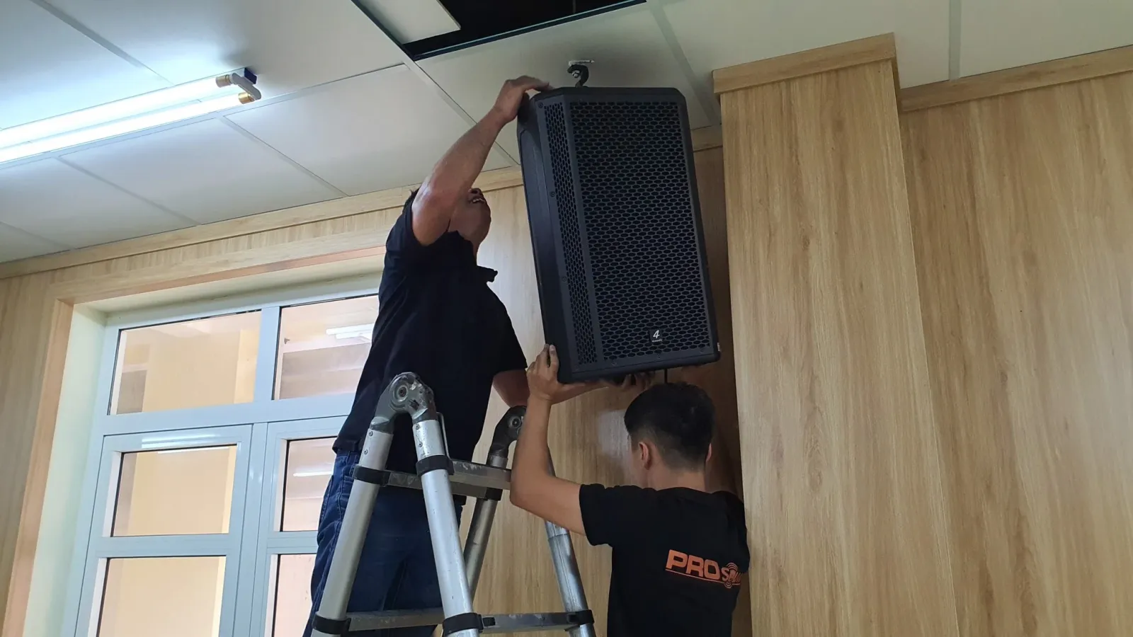 Lắp đặt hệ thống âm thanh 