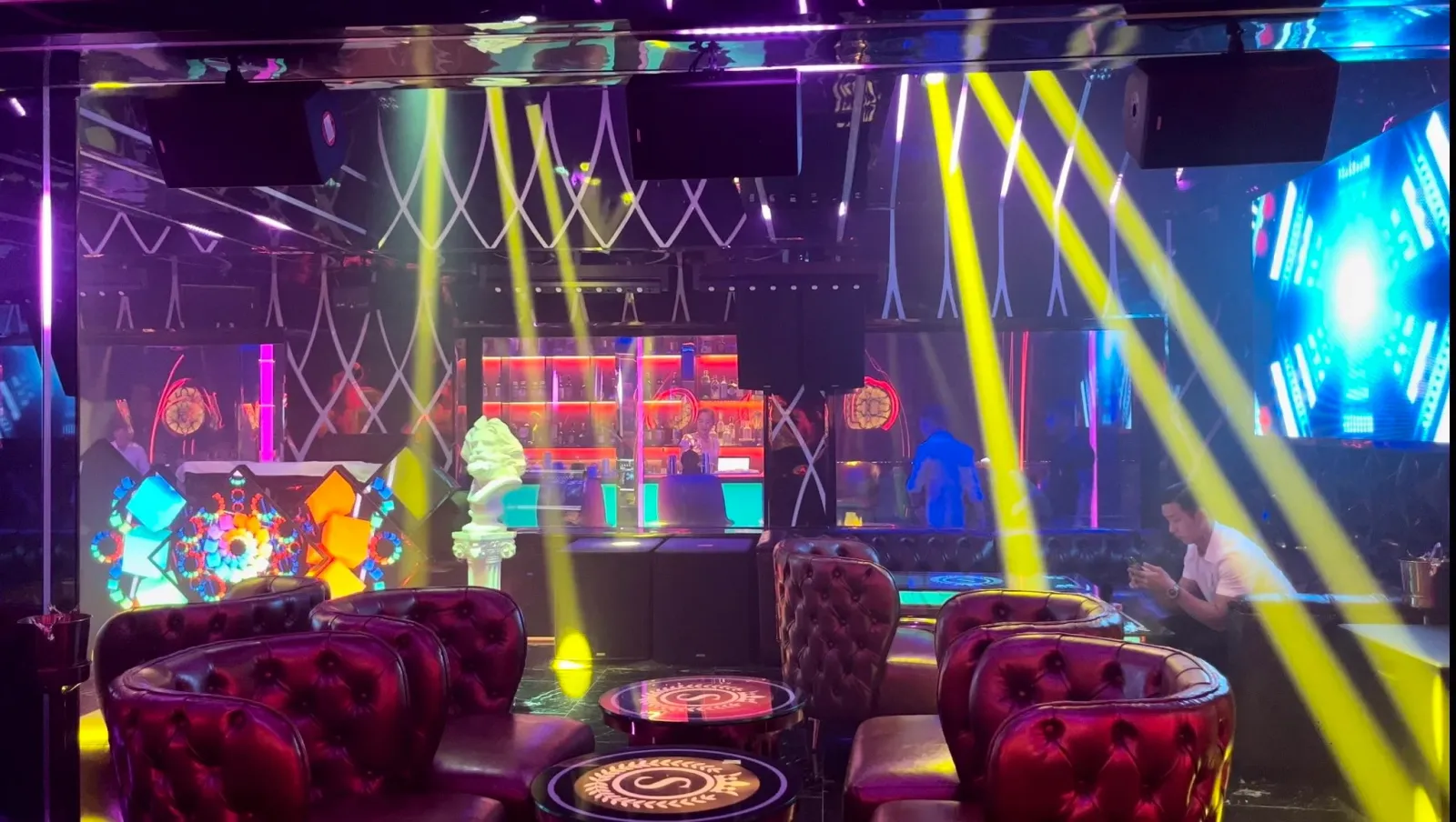  Adamson ở quán Lounge STOWN