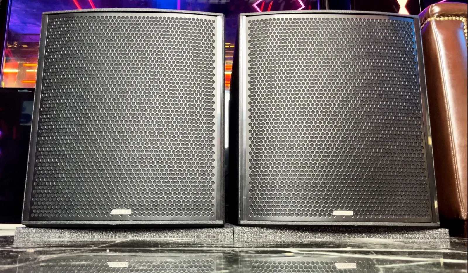 loa Adamson ở quán Lounge STOWN